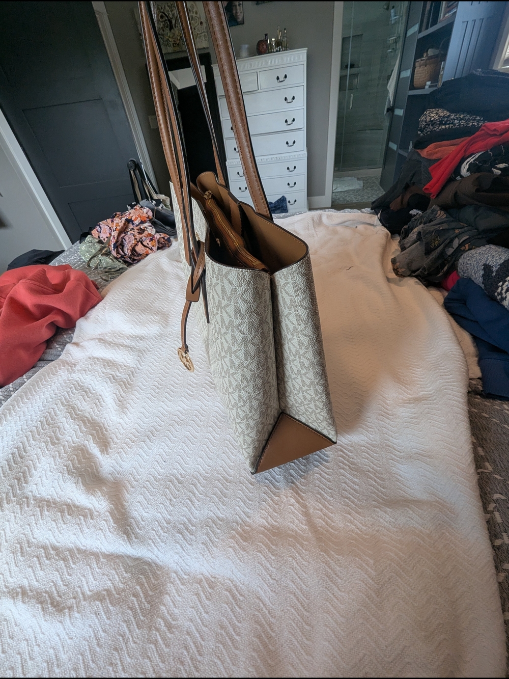 Michael Kors Jet Set Large Logo Tote in Vanilla/Acorn - Picture 5 of 10